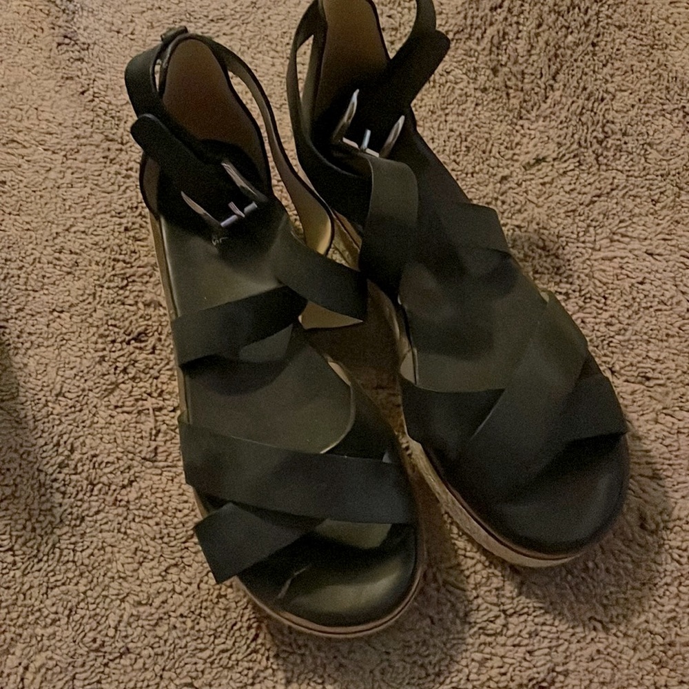 Michael kors sandals new been worn